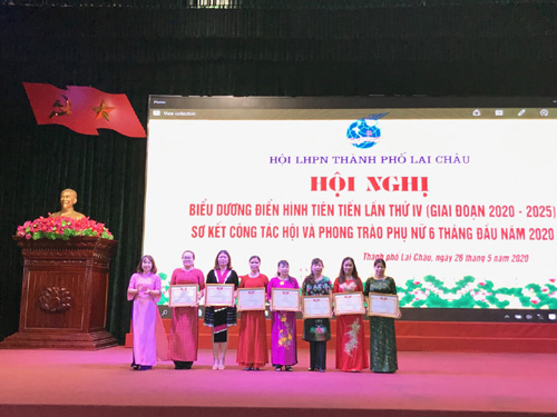 Lãnh đạo Hội LHPN thành phố tặng Giấy khen cho 7 tâp thể có thành tích trong phong trào thi đua yêu nước giai đoạn 2015 – 2020